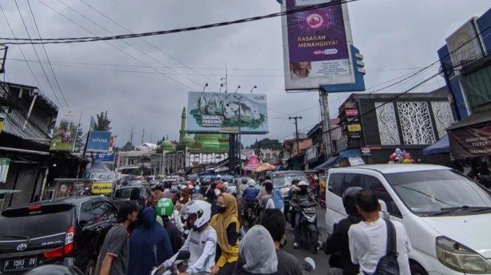 Libur panjang Iduladha membuat kawasan Puncak padat.