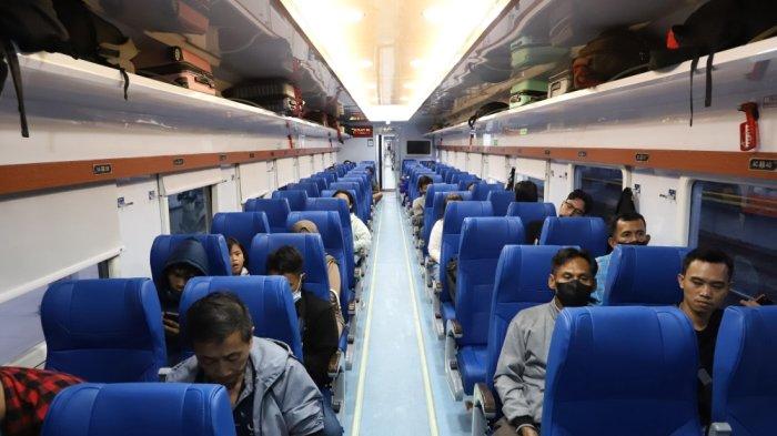 Suasana Kereta Ekonomi New Generation pada KA (106) Gaya Baru Malam Selatan