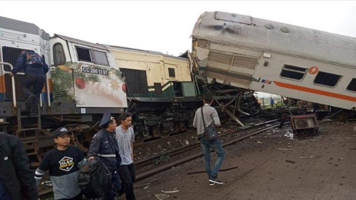 Kereta Turangga tabrakan dengan KA Baraya di Cicalengka, Bandung. Sedikitnya 3 orang meninggal dunia yakni masinis, asisten masinis dan pegawai KAI