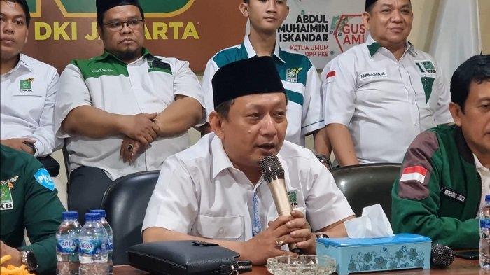 Ketua DPW PKB DKI Jakarta Hasbiallah Ilyas saat menyatakan dukungannya kepada Muhaimin Iskandar kembali menjadi Ketua Umum periode 2024-2029 pada Muktamar di Bali. Dukungan ini disampaikan oleh Hasbi bersama jajaran di tingkat DPC se-Jakarta di Kantor DPW PKB DKI Jakarta, Jalan Perintis Kemerdekaan, Kecamatan Pulogadung, Jakarta Timur, Kamis (15/8/2024).