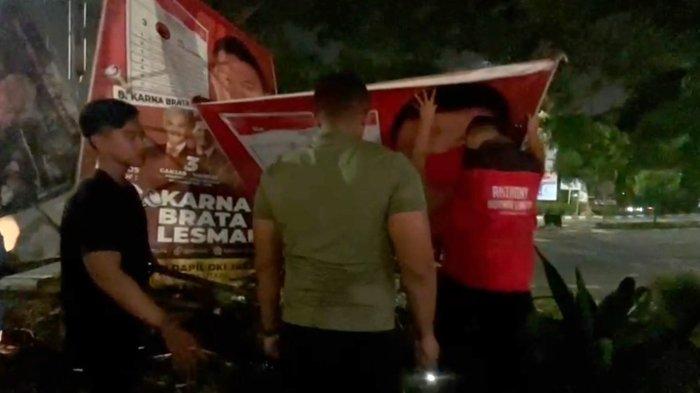 Ketua Umum PSI Kaesang Pangarep memimpin pencopotan Alat Peraga Kampanye di Kedoya, Jakarta Barat.