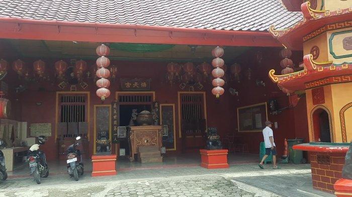 Klenteng Kwan Tee Koen di Kabupaten Karawang bersiap untuk menyambut Tahun Baru Imlek 2025