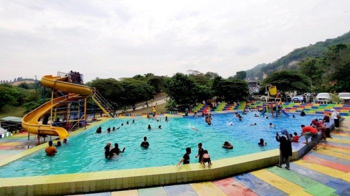 Pengunjung menikmati keindahan Goa Lalay di Kampung Bagogog, Desa Klapanunggal, Kecamatan Klapanunggal, Kabupaten Bogor, Jawa Barat, pada Sabtu (12/10/2024). Salah satunya ada kolam renang.