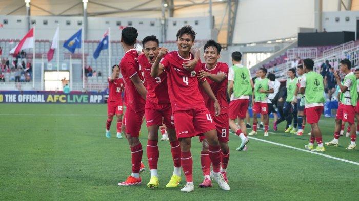 Komang Teguh melakukan selebrasi bersama pemain Timnas Indonesia lainnya usai mencetak gol tunggal ke gawang Australia. Indonesia menang 1-0 atas Australia di laga kedua Grup A Piala Asia U23 sekaligus membuka peluang ke fase sistem gugur.