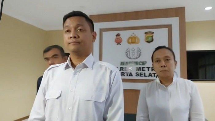 Wakasat Reskrim Polres Metro Jakarta Selatan Kompol Henrikus Yossi menuturkan, Panca membambil pisau dapur usai membunuh empat anaknya.