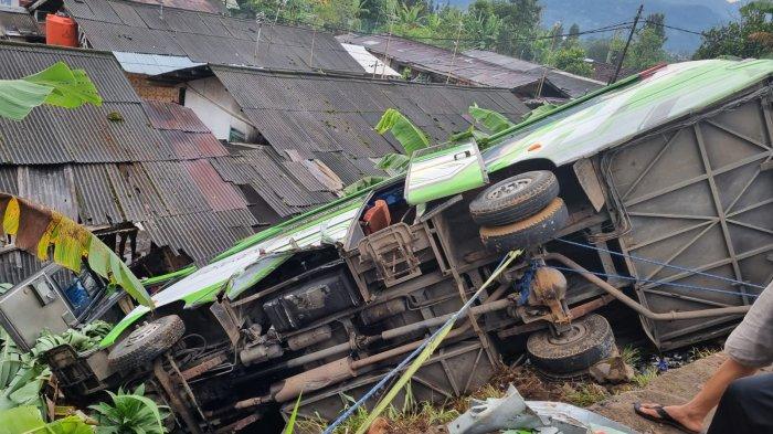 Kondisi Bus Pariwisata terguling di Jalan Alternatif Taman Safari, Kampung Panjang, Desa Citeko, Kecamatan Cisarua, Kabupaten Bogor, Jawa Barat pada Sabtu (3/8/2024) pukul 05.00 WIB.