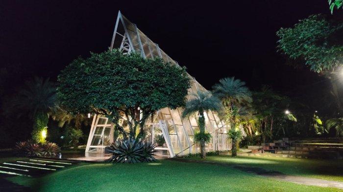 Kondisi Glass Pavilion pada malam hari. Glass Pavilion merupakan bangunan kaca berbentuk segitiga yang menjadi spot ikonik di Amaryllis Boutique Resort, Cisarua, Puncak, Bogor. Tempat ini biasa dijadikan sebagai tempat untuk menyelenggarakan private wedding.