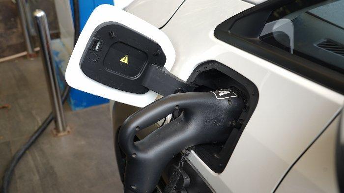 Pengisian daya konektor CCS2 atau Combined Charging System pada mobil listrik AION Y Plus.