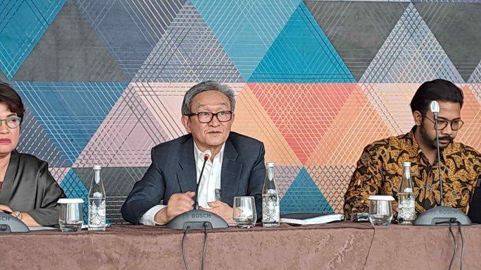 Kuasa Hukum PT Bali Tower, Maqdir Ismail, dalam konferensi pers di Thamrin Seasson, Tanah Abang, Jakarta Pusat, Kamis (3/8/2023).