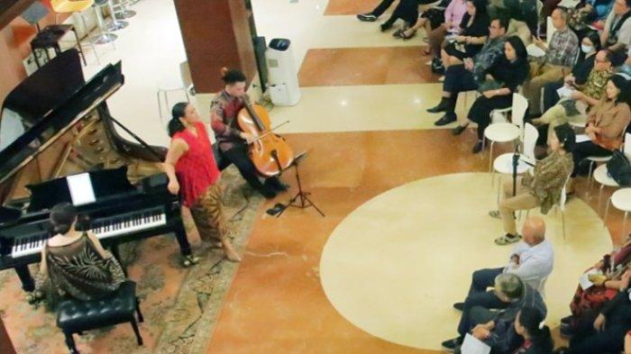 Pengusaha Hilmi Panigoro mengajak para penikmat musik menjelajahi dunia melalui alunan nada yang indah di Konser Bon Voyage Classical Music. Konser tersebut digelar Hilmi Panigoro yang juga pecinta musik itu di Griya Arifin Panigoro, Jakarta Selatan, Rabu (6/12/2023). Konser musik mewah Bon Voyage Classical Music menghadirkan tiga musisi penuh prestasi yang memukau. Edith Widayani yang dikenal sebagai pianis muda itu berhasil memukau para penonton dengan permainan pianonya yang luar biasa indahnya. Sementara Bryant Gozalo dan Jessica Januar berhasil membawa para penonton dalam perjalanan musikal yang tidak terlupakan dan menghipnotis perhatian dengan suara Sopran dan permainan Cello-nya.