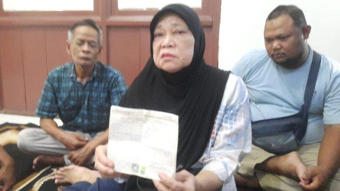 KORBAN PENGGUSURAN TANAH - Henny Yulianti (60), warga Batujaya, Kabupaten Karawang, Jawa Barat, tak kuasa menahan tangis ketika menceritakan penggusuran tanahnya yang 20 tahun tidak kunjung dibayar, Sabtu (22/3/2025). Pada tahun 2005, Henny yang saat itu janda anak tiga ini mengaku dipaksa agar melepas tanahnya untuk pembangunan jalan untuk akses jembatan penghubung wilayah Karawang dengan Kabupaten Bekasi.