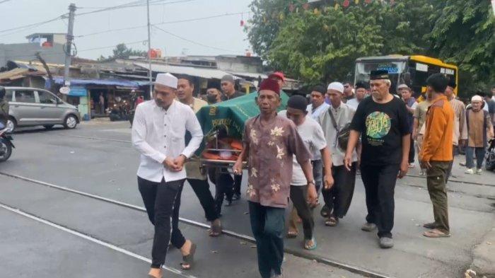 Korban Saidi dibawa ke ambulan untuk dilakukan autopsi ke RS Polri Kramatjati.