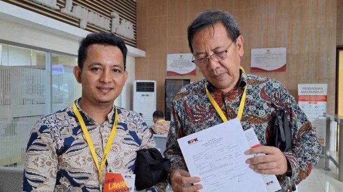 Kuasa Hukum pengusaha Herbiansyah atau Koh Alex, Agung Mattauch (kanan) saat melaporkan Bupati Lampung Tengah, Musa Ahmad ke KPK, Senin (11/6/2024).