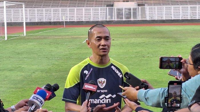 ASISTEN PELATIH - Kurniawan Dwi Yulianto saat diwawancarai usai melatih striker Timnas Indonesia U-20 di Stadion Madya, Senayan, Jakarta, Rabu (5/2/2025). Kurniawan sempat diwawancarai Pelatih Timnas Indonesia Patrick Kluivert sebagai salah satu kandidat asisten pelatih.