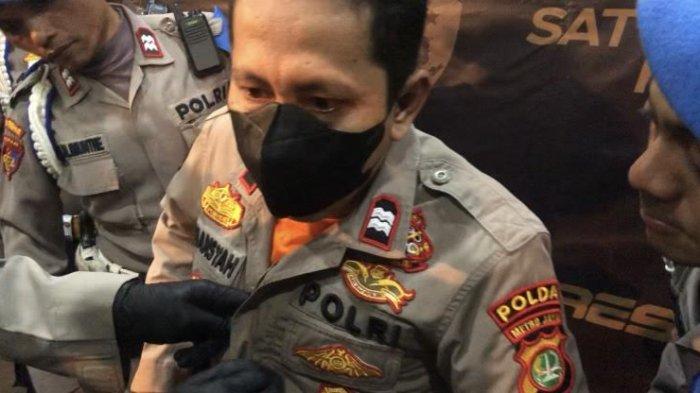 LH saat diarahkan petugas kepolisian unit Propam untuk melepas pakaian dinas Polri di Mapolres Metro Jakarta Timur, Senin (20/5/2024). 