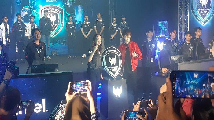 (Kiri ke Kanan): Chief Operating Officer Acer Indonesia,Leny Ng dan Wakil Kepala Bidang Wasit dan Pelatih Pengurus Besar Esports Indonesia (PBESI) Richard Permana foto bersama dengan 4 tim Valorant yang akan bertanding di laga final Predator Indonesia yang digelar di M Bloc Space, Jakarta Selatan pada Sabtu dan Minggu (18-19/11/2023).