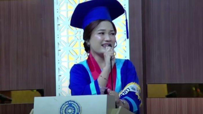 Laura Amandasari, mahasiswi beragama Kristen Protestan menjadi wisudawati lulusan terbaik di Universitas Muhammadiyah Sumatera Utara (UMSU). Ia menyampaikan pesan dan kesannya mewakili wisudawan lain dengan penuh haru saat prosesi Wisuda UMSU Periode I Tahun 2025 di Selecta Convention Hall, Medan, Selasa (8/7/2025).