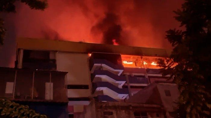 Ledakan hebat akibat kebakaran masih terdengar nyaring di area lantai 7 Plaza Glodok, Tamansari, Jakarta Barat, Kamis (16/1/2025) dini hari. Selain ledakan, suara bangunan roboh hingga pecahan kaca juga berkali-kali terdengar.