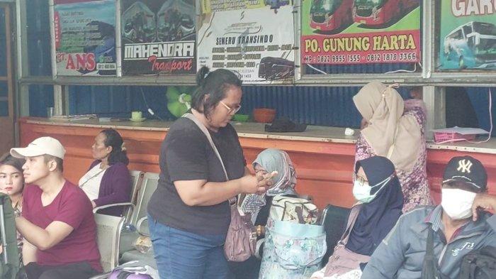 Lena (34) penyedia jasa penukaran uang di Terminal Lebak Bulus, Lebak Bulus, Cilandak, Jakarta Selatan