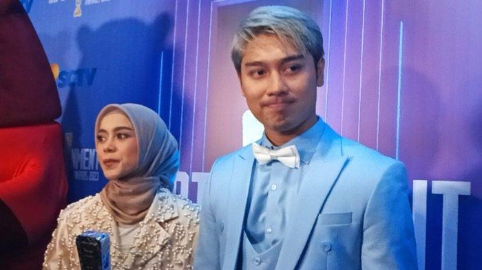 Pasangan Rizky Billar dan Lesti Kejora di Studio Emtek, Jalan Daan Mogot, Jakarta Barat, Selasa (26/9/2023) malam.