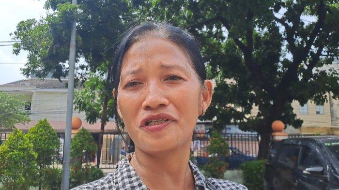 Lilis (51), petugas sortir lipat suara capres-cawapres yang mengaku dikeluarkan dan tak dapat bayaran usai melipat dua box surat suara atau sekitar 2.000 lembar surat suara