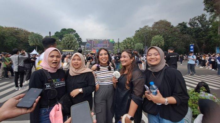Lima orang asal Tangerang semringah ikut Coldplay.