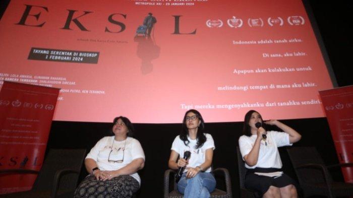 Sineas Lola Amaria disela jumpa pers film Eksil di Bioskop XXI Metropole, Jalan Cikini Raya, Jakarta Pusat, Senin (29/1/2024). Film Eksil tayang di bioskop mulai 7 Februari 2024.