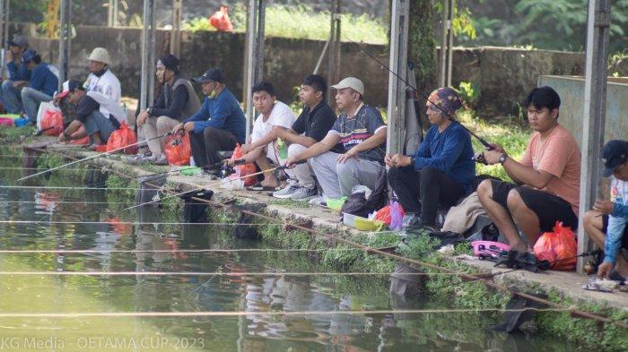 Suasana lomba Mancing Oetama Cup 2023 di Pemancingan Palem Lestari, Jalan Palem, Cipedak, Jagakarsa, Jakarta Selatan pada Minggu (19/11/2023). 