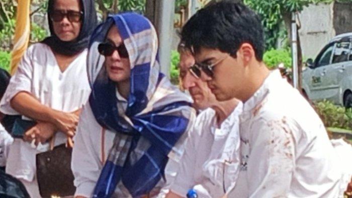Bintang film Maxime Bouttier yang ditemani Luna Maya ini berusaha tegar saat melihat pemakaman jenazah Siti Purwanti di TPU Jeruk Purut, Cilandak, Jakarta Selatan, Senin (15/1/2024). Mendiang Siti Purwanti adalah ibu Maxime Bouttier.