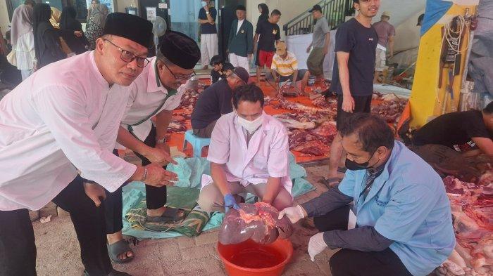 DAGING KURBAN - Lurah Ciracas Sudarna bersama Sudin KPKP Jaktim dan Pengurus Masjid Al-Huda LDII periksa jeroan sapi hewan kurban, Jumat (6/6/2025). Sapi dinyatakan sehat dan tidak ditemukan adanya cacing pita.