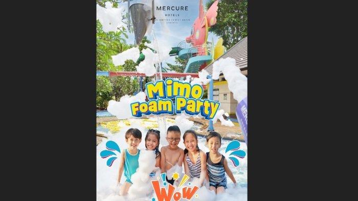 Potret anak-anak sedang bermain busa di MIMO Pool, Hotel Mercure Convention Center Ancol.