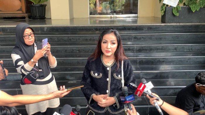 Machica Mochtar usak menjenguk putranya, Iqbal Ramadhan, yang ditangkap polisi saat aksi demo mahasiswa di DPR, Kamis (22/8/2024), menolak pengesahan revisi UU Pilkada.