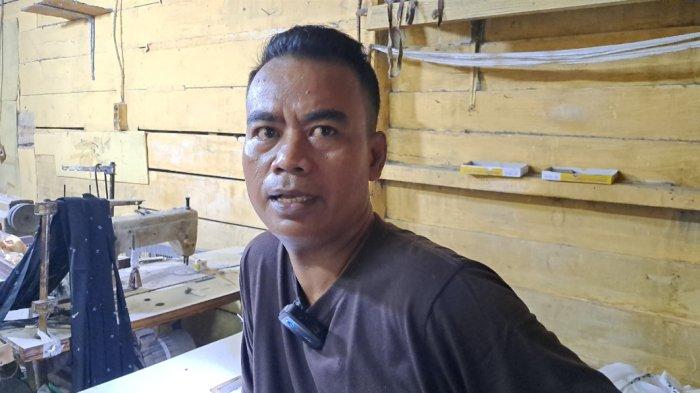 Mancis yang kini menjadi bos konfeksi di Kalianyar, Jakarta Barat. Dulunya cuma tukang jahit