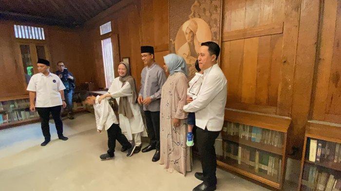 Mantan Gubernur DKI Jakarta, Anies Baswedan menggelar open house di rumahnya, di Jalan Lebak Bulus Dalam II No.42 6, RT.6/RW.4, Cilandak Barat, Kecamatan Cilandak, Jakarta Selatan, Rabu (10/4/2024).