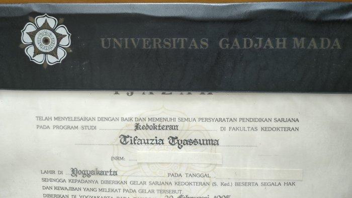 Map ijazah UGM berbentuk landscape atau horizontal