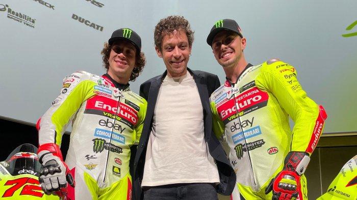Pembalap Pertamina Enduro VR46 Racing Team Marco Bezzecchi (kiri) dan Fabio Di Giannantonio (kanan) berfoto bersama pemilik VR46 Racing Team Valentino Rossi dalam acara perkenalan tim Pertamina Enduro VR46 Racing Team di Palariccione, Kota Riccione, Italia, Rabu (24/1/2024). Warta Kota turut menghadiri acara tersebut.