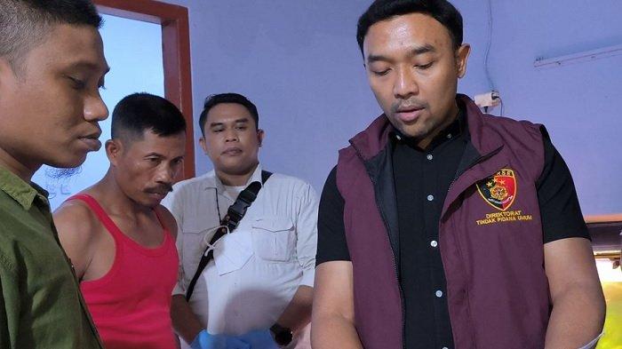 IPAR SEKDES KOHOD -- Ketua RT 05/02, Muhammad Sobirin (kemeja hijau tua) dan Kakak Ipar Sekdes Kohod, Marmadi (kaos singlet merah) bersama tim penyidik Bareskrim Polri. Marmadi Kakak ipar dari Sekretaris Desa (Sekdes) Kohod Ujang Karta, sempat melarang tim Penyidik Direktorat Tindak Pidana Umum (Dittipidum) Bareskrim Polri menyita komputer.  
Adapun penggeledahan dilakukan di rumah Ujang Karta yang terletak di Jalan Kalibaru Kohod, Kelurahan Kohod, Kecamatan Pakuhaji, Kabupaten Tangerang, pada Senin (10/2/2025) malam.