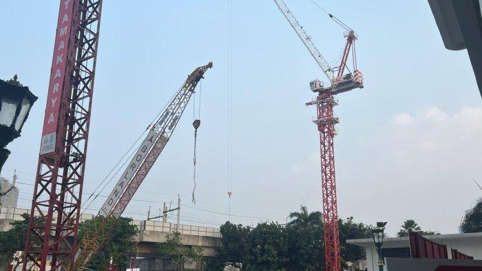 Material besi proyek pembangunan Gedung Kejaksaan Agung RI, Jakarta Selatan yang terjatuh menutup lintasan kereta MRT Jakarta, Kamis (30/5/2024).