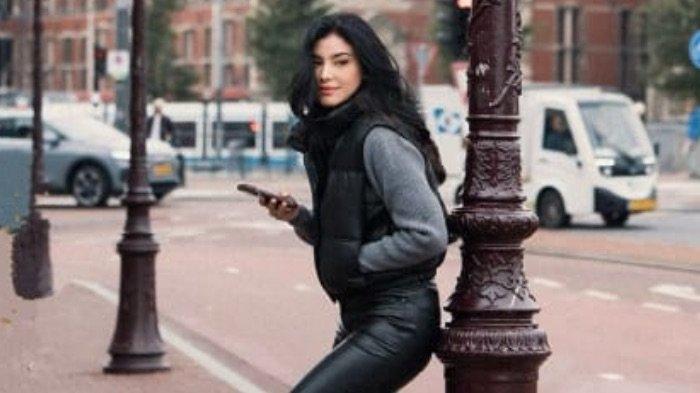 Aktris Medina Dina disebut-sebut merupakan kekasih baru aktor Gading Marten setelah liburan bersama ke Amsterdam, Belanda, pada akhir Oktober 2024. Medina dikenal sebagai pemain film televisi.