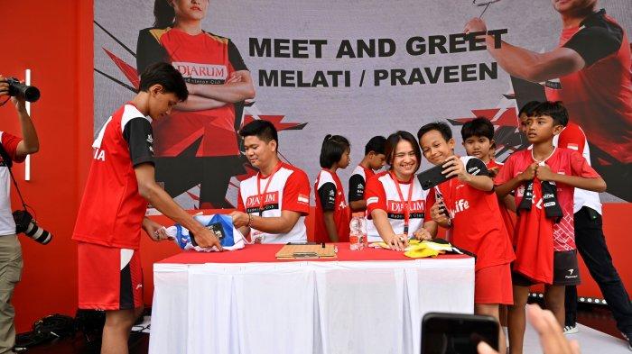 Melati Daeva Oktavianti berfoto bersama pebulu tangkis belia pada sesi meet and greet di hari pertama Audisi Umum PB Djarum 2023, Minggu (2/7/2023) di GOR Djarum, Jati, Kudus, Jawa Tengah. Melati didampingi mantan partnernya di nomor ganda campuran, Praveen Jordan.