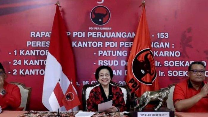 Ketua Umum PDI-P Megawati Soekarnoputri didampingi Sekjen PDI-P Hasto Kristiyanto dan Ketua DPP PDI-P Eriko Sotarduga dalam rapat secara virtual, Senin (16/10/2023)
