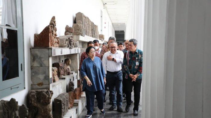 Presiden Kelima RI Prof Dr (HC) Megawati Soekarnoputri yang juga Ketua Umum PDIP bersama Menteri Pendidikan, Kebudayaan, Riset, dan Teknologi (Mendikbudristek) Nadiem Anwar Makarim mendatangi Museum Nasional atau Museum Gajah di Jalan Medan Merdeka Barat, Selasa (19/9/2023). Keduanya melihat kondisi terakhir Museum Nasional yang sempat terbakar di beberapa bagian pada Sabtu (17/9/2023) malam lalu sekitar pukul 20.00 WIB.