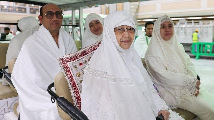 MEGAWATI UMROH-Megawati Soekarnoputri melaksanakan ibadah umroh di Masjidil Haram Mekkah pada 11 Februari dan ziarah di makam Rasulullah serta salat sunnah di Roudhah Masjid Nabawi Madinah pada 13 Februari 2025.