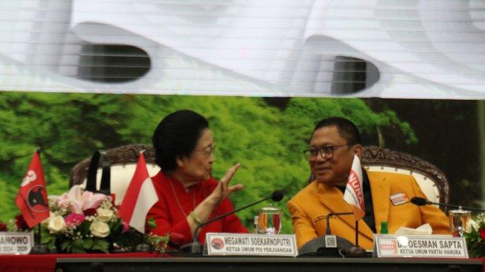 Ketua Umum PDIP Megawati Soekarnoputri (Kiri) bersama Ketua Umum Partai Hanura Oesman Sapta Odang (OSO) (Kanan) berbincang santai saat acara Silahturami dan Kerjasama Partai Politik di kantor DPP PDIP, di Jakarta, Senin (28/8/2023). Partai Hanura sejak awal telah menyatakan dukungannya kepada Ganjar Pranowo pasca menetapkan sebagai bacapres pada 21 April lalu.