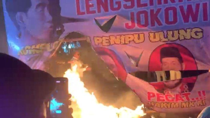 Massa unjuk rasa menolak pemilu curang di Kantor KPU, Menteng, Jakarta Pusat, membakar spanduk berwajah Presiden Joko Widodo (Jokowi), eks Ketua MK Anwar Usman, Ketua KPU RI Hasyim Asy'ari, dan Ketua Bawaslu Rahmat Bagja, Senin (18/3/2024) malam.
