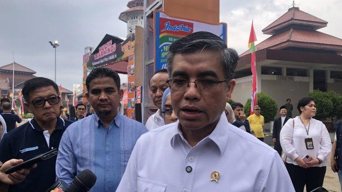 JANJI TEGUR APLIKATOR - Menteri Ketenagakerjaan (Menaker RI), Yassierli, janji akan berkomunikasi lebih lanjut dengan aplikator terkait bantuan hari raya (BHR) driver ojol yang sebesar Rp 50.000. Padahal driver itu sudah menghasilkan Rp 93 juta setahun. 