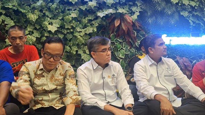 DEMO OJOL - Menaker Yassierli (tengah) dengarkan keluh kesah ojok di kantornya, Senin (17/2/2025). Janji bakal perjuangkan hak THR para Driver Ojol.