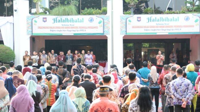 Mendagri Muhammad Tito Karnavian (kanan) menghadiri acara halalbihalal Hari Raya Idul Fitri Tahun 2024/1445 Hijriah di Halaman Plaza Gedung A Kantor Pusat Kemendagri, Jakarta, Kamis (18/4/2024).