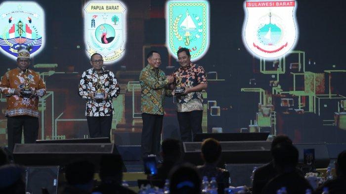 Mendagri Muhammad Tito Karnavian memberikan penghargaan kepada kepala daerah yang dinilai berkinerja baik. Penghargaan diberikan pada Malam Puncak Hari Ulang Tahun (HUT) ke-13 Kompas TV di The Tribrata Hotel & Convention Center, Jakarta, Rabu (11/9/2024).