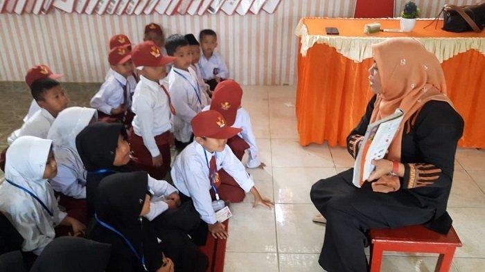 Sekolah mengajak anak-anak untuk dapat bercerita tidak hanya dengan guru Kelas 1, tetapi semua guru, agar murid merasakan bahwa sekolah SD sama menyenangkan dengan PAUD. Menghadirkan transisi PAUD ke SD Menyenangkan memang menjadi salah satuan capaian yang diharapkan Kementerian Pendidikan, Kebudayaan, Riset, dan Teknologi seperti diungkapkan Mendikbudristek Nadiem Makarim, Maret 2023 lalu.